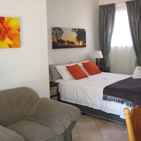 The Pecan Tree Guesthouse Сандтън Екстериор снимка