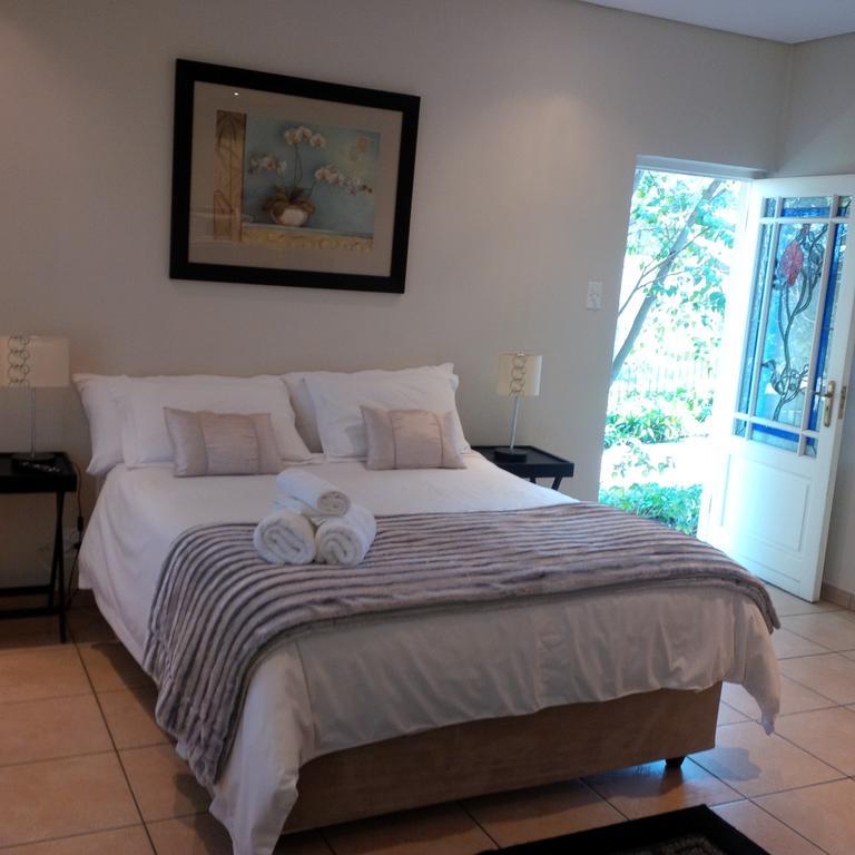 The Pecan Tree Guesthouse Сандтън Стая снимка