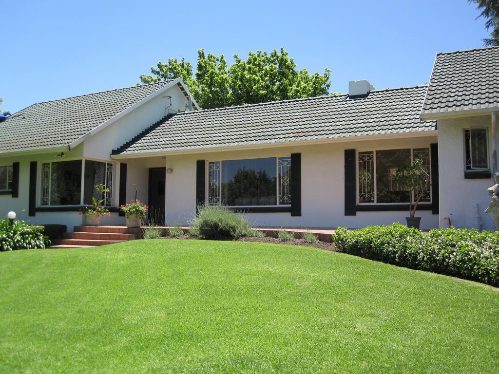 The Pecan Tree Guesthouse Сандтън Екстериор снимка