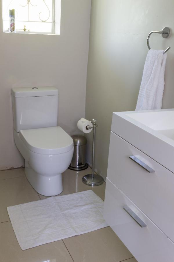 The Pecan Tree Guesthouse Сандтън Екстериор снимка