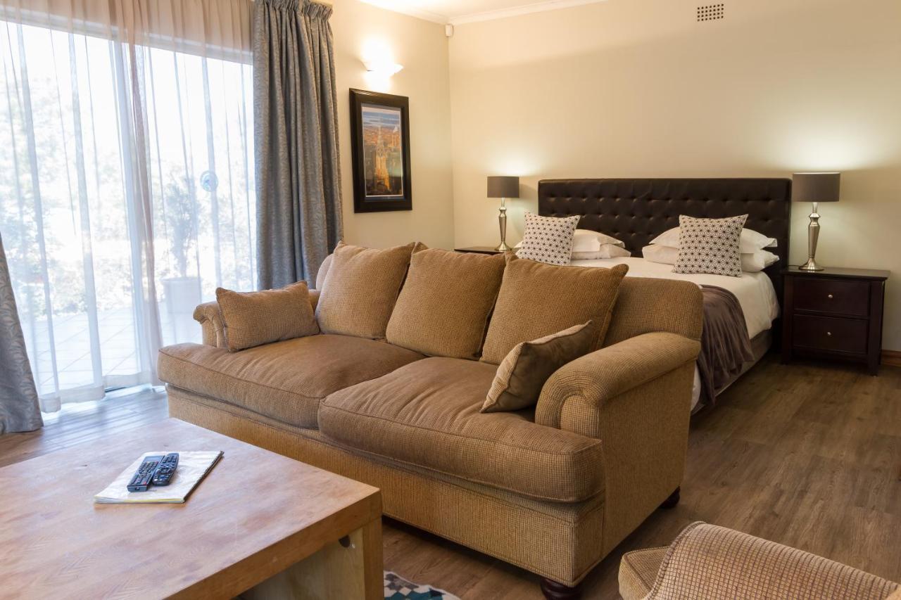 The Pecan Tree Guesthouse Сандтън Екстериор снимка